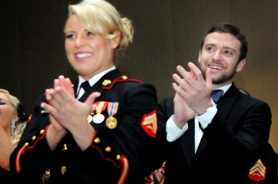 Justin Timberlake  a Kelsey De Santisová na plese mariák (12. listopadu 2011,
