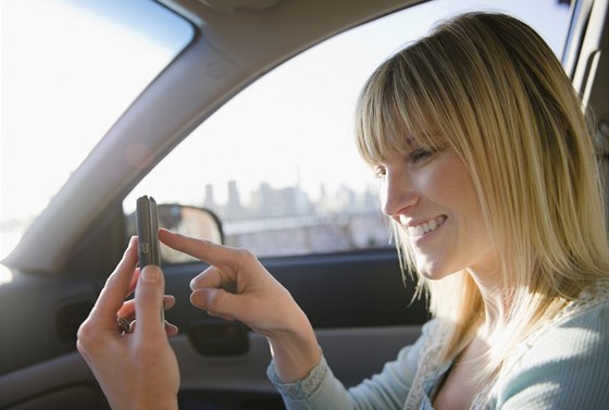 Speciální aplikace v mobilech pomohou nejen pi dopravních nehodách, ale teba i pi sjednání i prodlouení cestovního pojitní. Ilustraní snímek
