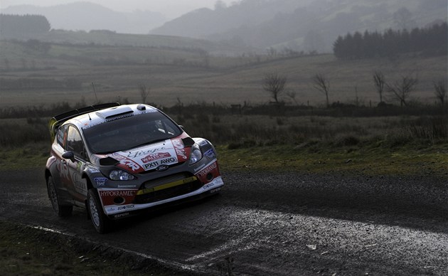 �eský jezdec Martin Prokop s Fordem na trati Britské rallye. 