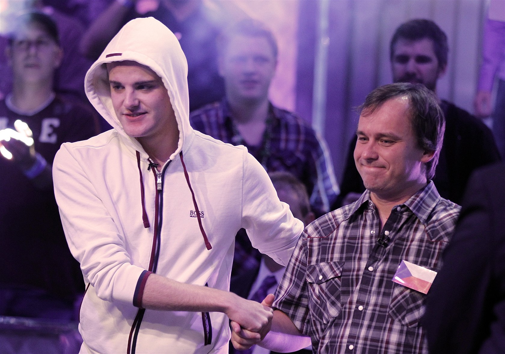 M�L HO P�E�TENÉHO? Pius Heinz (vlevo) p�ijímá gratulaci od Martina Staszka, kterého porazil ve finále Sv�tové pokerové série.