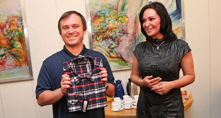 Martin Staszko dostal od starostky rodného T�ince V�ry Palkovské flanelovou