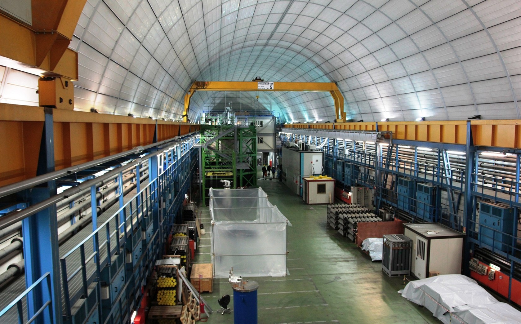 Pohled do jedné ze t�í hal v laborato�i Gran Sasso dává p�edstavu o jejích...