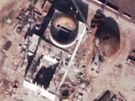 Rozestavný reaktor v Jongbjonu na satelitním snímku (3. listopadu 2011)
