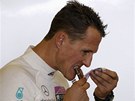 Michael Schumacher si ped tréninkem na Velkou cenu Abú Zabí dává okoládu. 