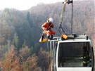 Hasii z Brna, Blanska i Znojma zachraovali turisty uvízlé v lanovce nad