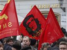 Komunistické vlaky a vlajky s Che Guevarou na protivládní demonstraci na