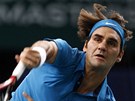 SERVIS. výcar Roger Federer podává v souboji s Tomáem Berdychem. 