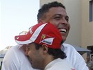 ZÁVODNÍK A FOTBALISTA. Felipe Massa se ped závodem setkal s bývalým kanonýrem
