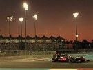 Lewis Hamilton krouí na první pozici pi Velké cen Abu Zabí. 