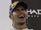 OSLAVA. Brit Lewis Hamilton se raduje po vítzství v Abu Zabí. 
