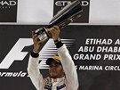 Britský jezdec Lewis Hamilton s trofejí pro vítze Velké ceny Abu Zabí. 