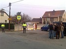 Policisté vyjídli v nedli ráno do obce Veliká Ves na Praze - východ.