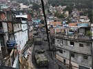 Do chudinské tvrti Rocinha pijídí ozbrojená vozidla brazilského námonictva....