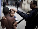 Policista hladí po hlav dít ze slumu Rocinha. Brazilské bezpenostní jednotky...