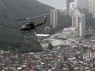 Nad brazilským slumem Rocinha pelétá policejní helikoptéra. Chudinskou tvr