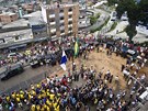 Policisté vyvují vlajky Brazílie a státu Rio de Janeiro v kriminalitou...