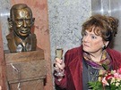 Hereka Vlasta Chramostová odhalila v Národním divadle bustu exprezidenta,