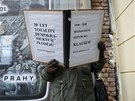 Úastník demonstrace na Staromstském námstí