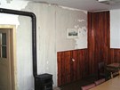 Vandal kompletn zniil nov opravený byt v mstském objektu v Kosov.