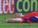 Neastný fotbalista Jan Koller leí na trávníku po zápase Francie - eská