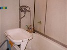 Pvodní stav koupelny v umakartovém jádru byl po tyiceti letech uívání