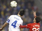 Portugalský fotbalista Helder Postiga (vpravo) brání Emira Spahie z týmu Bosny