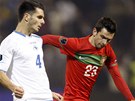 Portugalec Helder Postiga (vpravo) sesnaí zastavit  bosenského fotbalistu