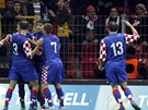 Chorvattí fotbalisté se radují z gólu Maria Mandukie.