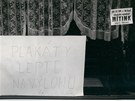 Výstava fotografií ve vestibulu chebské radnice pipomíní Listopad 1989 na