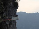 Sklenný chodník vede kolem hory Tchien-men v ínské provincii Chu-nan ve výi...