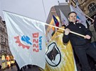 Píznivci Dlnické strany sociální spravedlnosti táhli 17. listopadu Prahou.