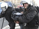 Polská policie zatýká jednoho z extremist v centru hlavního msta (11.