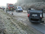 Ti auta havarovala rno na kluzkm dlninm pivadi u Ejpovic (14.11.2011)