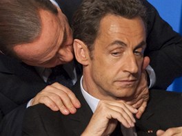 Berlusconi rozmlouvá s francouzským prezidentem Nicolasem Sarkozym na summitu o...