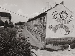 Sirková ulice na snímku z roku 1986. O rok pozdji byly domy peván z 19. a