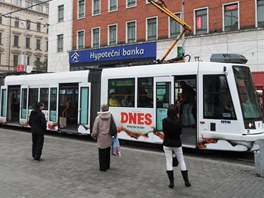 Tramvaj s reklamou na MF DNES na nmst Malinovskho v Brn