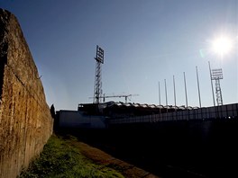 Samotný stadion v Podgorici nevypadá vábn, na obvodových zdech opadává omítka,...