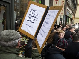 Osaml demonstrant na Nrodn td v Praze. V pozad dv vyjden mdim