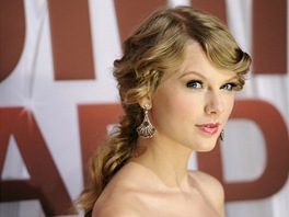 Taylor Swift (888 milionů korun) - Všechny tři desky country hvězdy byly...