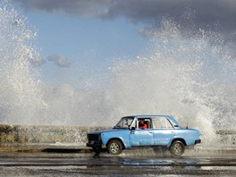 Ruský automobil i u nás dobe známé znaky Lada se snaí ujet vlnám, které...