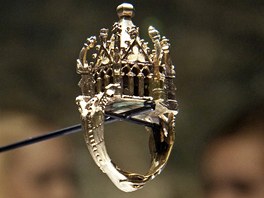 Návtvníci obdivují idovský svatební prsten z 11. století v nmeckém Erfurtu....