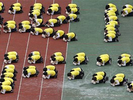 Korejtí záchranái masov nacviují resuscitaci na stadionu v Soulu. est a...