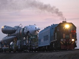 Vlak peváí ruskou vesmírnou raketu Soyuz TMA-22 do kazaského Bajkonuru (11....