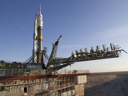 Instalace  kosmické lod Sojuz TMA-22 na startovací rampu pro pondlní start k...