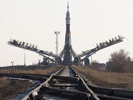 Instalace kosmické lod Sojuz TMA-22 na startovací rampu pro pondlní start k...