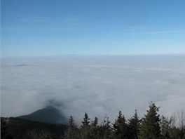 Polední výhled na severozápad, tedy pesn do oblasti Ostravy. Podobný inverzní