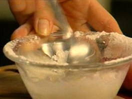 Cukrovou polevu pipravte smchnm moukovho cukru s vodou. Vylepit ji