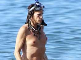 Steven Tyler se na Havaji potápěl, surfoval i pádloval.
