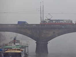 V Praze nebylo pes mlhu skoro vidt tramvaje na Palackého most.