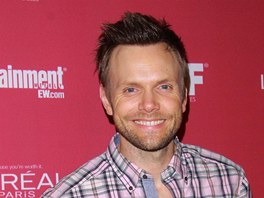 tyicetiletý Joel McHale není jen herec, ale také populární Stand-Up komik a...